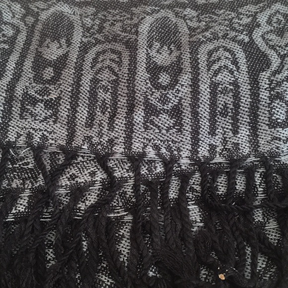 Beautiful black and grey silk scarf - Picture 2 of 2